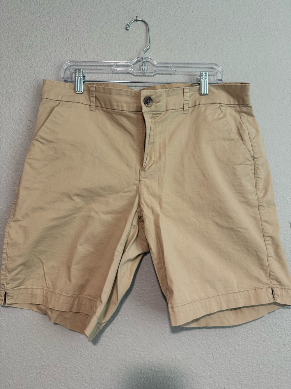 Old Navy Women's Everyday Mid-Rise Shorts in Khaki